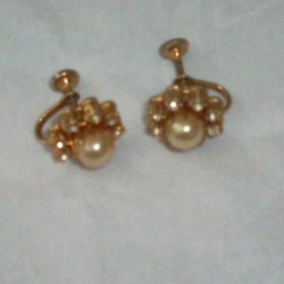 Vintage Screw-on Pearl Rhinestone Goldtone Earring - Picture 1 of 3
